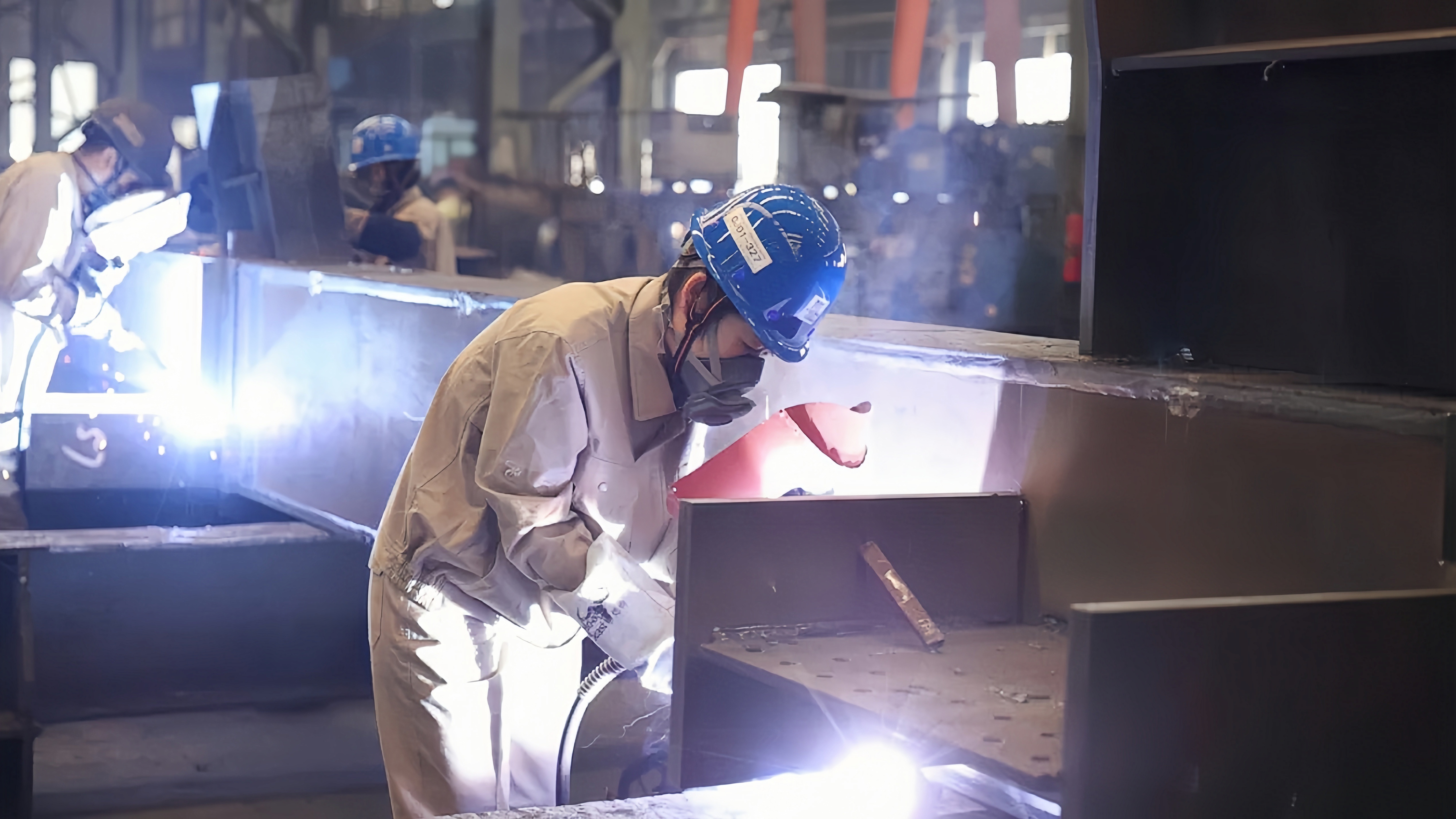 李云飞在焊接构件中.jpg 李云飞在焊接构件中.jpg