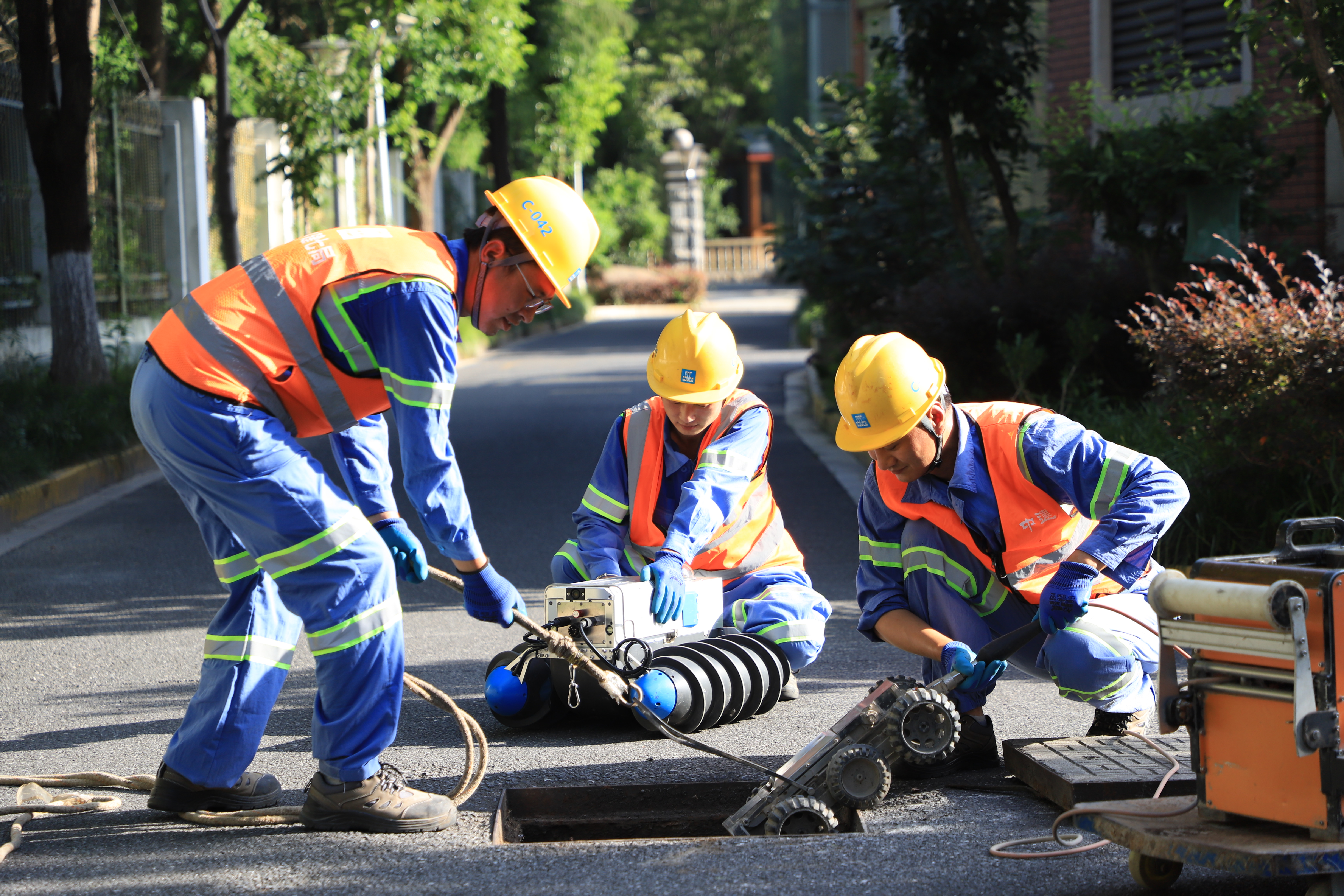 昆山管网项目-工人正在用智慧巡检机器人对管道进行检测.jpg 昆山管网项目-工人正在用智慧巡检机器人对管道进行检测.jpg
